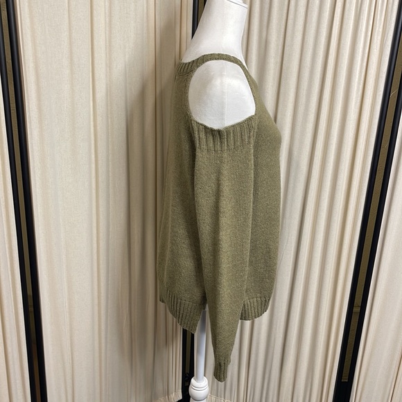 EUC- ELAN- WARM KNITTED GREEN COLD SHOULDER OVERSIZED SWEATER SIZE SMALL - Picture 6 of 13